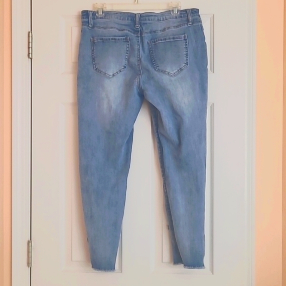 👖a.n.a Embroidered Jeans - Picture 4 of 4